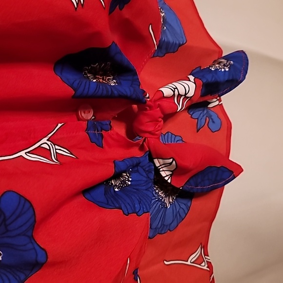 Liz Claiborne Crop Blouse Red with Blue flowers - Picture 4 of 5